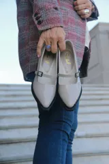 Mocasines color visón de charol con punta cuadrada y tira sobre el empeine.