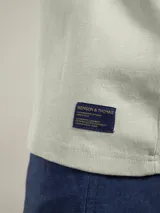 Camiseta de manga corta color azul marino, con cuello redondo y calce holgado.