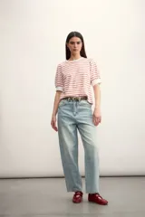 Pantalón de jean color crudo, de corte amplio y tiro alto.