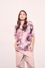 Remera oversize de tela liviana, con estampado abstracto en tonos morados y rosas.