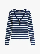 Remera de manga larga a rayas horizontales blancas y azules, con cuello Henley y botones dorados.