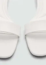 Sandalias blancas destalonadas con punta cuadrada, diseño de tiras y tacón kitten.