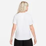 Remera Nike Sportswear Tee Club de mujer, color blanco, de corte clásico y manga corta. Presenta el logo de Nike bordado en el pecho.