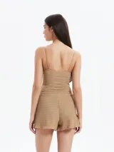 Short negro de tejido texturizado con cintura elástica.