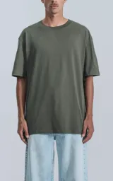 Remerón verde militar de corte extra oversize con hombros caídos, cuello redondo de rib y doble costura.
