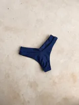 Bottom de bikini modelo escote en V, tipo colaless, con forro y elástico en la cintura.
