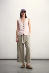 Chaleco negro con escote en V y abotonadura frontal.