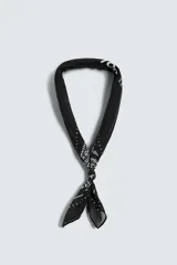 Pañuelo bandana cuadrado de algodón color crudo con estampado de cachemira en negro.