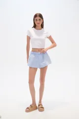 Short color beige con cintura elastizada y dos botones decorativos.