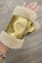 Guantes mitones de cuero dorado con forro de corderito, diseñados para brindar confort y estilo.