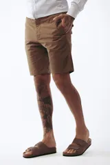 Bermuda de gabardina color marrón con bolsillos laterales y traseros.