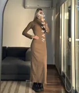 Vestido midi marrón de morley grueso, corte ajustado, cuello alto y mangas largas.