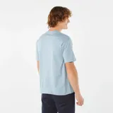 Remera celeste de corte recto, manga corta y cuello redondo. Tiene un bolsillo pequeño en el pecho.