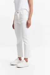 Jean de corte recto, tiro medio, color azul oscuro.