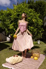 Falda midi evasé confeccionada en algodón con rayas diagonales teñidas a mano en tonos rosados y arena.