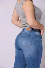 Pantalón de jean chupín celeste, tiro alto, con lycra.