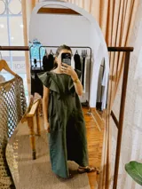 Vestido largo color verde militar, de lino, con escote redondo, volados en los hombros, bolsillos laterales y corte holgado.