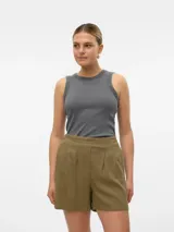 Musculosa gris de algodón con cuello redondo y corte ajustado.