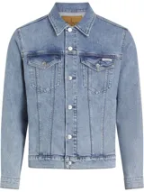 Campera de denim celeste de Calvin Klein, corte slim, con cierre frontal de botones metálicos plateados, bolsillos frontales con solapa abotonada y detalles distintivos de la marca.