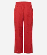 Pantalón recto de cintura alta confeccionado en laise rojo con textura de perforaciones.