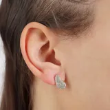 Aros pequeños con forma de gota, con superficie cubierta de pequeños cristales brillantes.