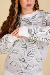 Buzo tejido color blanco con diseño en relieve de líneas verdes.