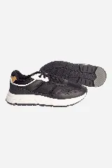 Zapatillas urbanas negras con detalles en blanco y marrón. Confeccionadas en cuero y nylon, con suela de goma y logo en grifa de cuero.