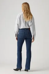Pantalón de jean azul oscuro, de corte bootcut y tiro alto.
