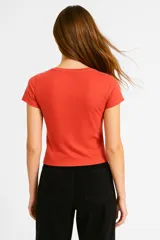 Remera de manga corta color verde oliva, de algodón, corte al cuerpo y escote en V.