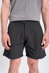 Short de baño negro con pretina cruzada.