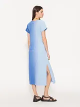 Túnica azul degradé con estampado de leopardo en el frente, de corte recto, manga corta y largo midi con tajos laterales.