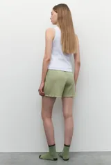 Short pijama de algodón color verde, con cordones y elástico en la cintura.