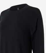 Suéter boxy color marrón, de punto leve, con cuello redondo y mangas largas con puños y bajo acanalados.