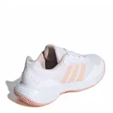 Championes deportivos Adidas Game Court 2, color blanco con detalles en rosado pálido en las tres franjas laterales, forro interior y suela exterior. Presentan una construcción de malla transpirable y refuerzos sintéticos.