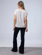 Blusa de mujer Cable & Gauge color beige claro, confeccionada en tejido lurex con textura plisada vertical. Presenta un escote drapeado tipo cuello volcado y mangas cortas.