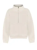 Buzo color crema de algodón orgánico con medio cierre, cuello alto, mangas largas, calce regular y bolsillo tipo canguro.