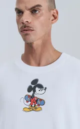Remera blanca de algodón con cuello redondo y calce oversize. Estampado en la espalda de Mickey Mouse andando en skate con llamas y texto "Hot Diggity Skate Dogs".