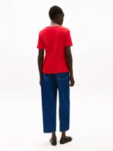 Remera roja de algodón con cuello redondo y corte slim.