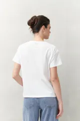 Remera blanca de manga corta con estampado tipográfico azul en el frente.