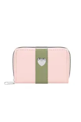 Billetera con cierre, color rosa con una franja verde y un corazón plateado.