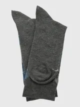 Calcetines largos de hombre con diseño argyle en tonos gris oscuro, gris medio y azul.