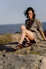 Sandalias de cuero marrón con plataforma cuadrada y hebillas doradas. Presentan una tira de cuero con estampado animal print.