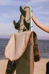Funda para tabla de surf, diseñada con dos asas para transporte, rellena de espuma y resistente al agua salada.