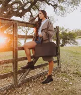 Botas cortas de cuero color marrón con cierre lateral, taco de madera de 5cm y suela de caucho.