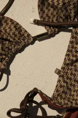 Bombacha de bikini reversible, corte vedetina con tiras laterales para atar.