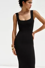 Vestido midi de punto a rayas horizontales blancas y negras, con escote cuadrado y tirantes anchos.