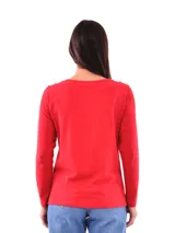 Remera de manga larga color rojo con botones dorados en los hombros.