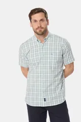 Camisa de manga corta con estampado a cuadros en tonos verde y blanco. Confeccionada en algodón. Hecho en Uruguay.