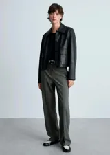 Pantalón de pana gris, de corte recto, con cintura elástica y tiro alto.