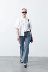 Jean elastizado de fit oxford color negro, con aplicaciones sutiles de strass distribuidas en el delantero y en la botamanga.